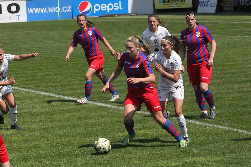 Fotbalistky Slovácka (bílé dresy) v poslední domácím zápase letošní sezony hostily čtvrtou Plzeň.