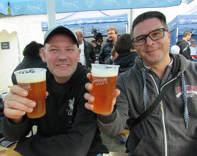Jarošovský Oktoberfest bavil na dvě tisícovky milovníků piva. Přijela ji skupina kamarádů ze Štěpnic.