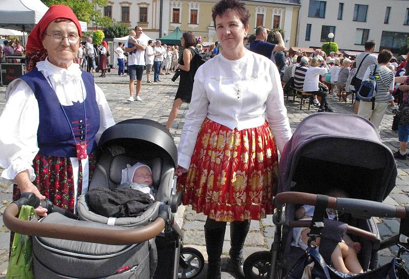 Východní Slovácko v Hradišti na Slováckých slavnostech vína a otevřených památek obsadilo místo Brodu Mariánské náměstí. Františka Hauerlandová (vlevo) s dcerou Antonií a svými dvěma pravnoučaty v kočárcích.