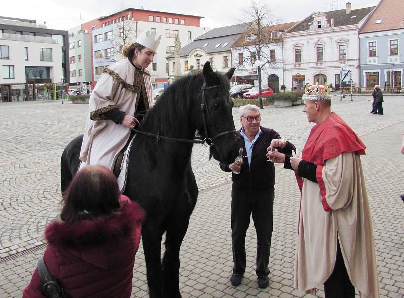 Tříkrálovou sbírku v Uherském Hradišti zahájili tři králové na koních.