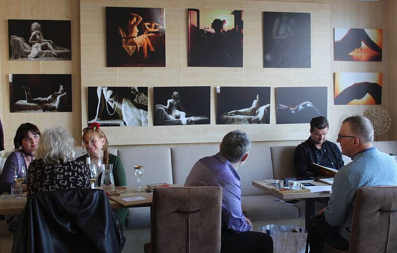 Detaily ženského těla na fotografiích Radka Frýsy. Výstava v hradišťském cafe atelier.