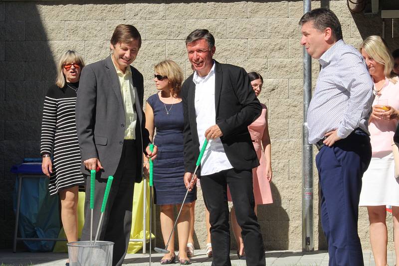Střední odborné učiliště v Uherském Brodě slavnostně otevřelo nové hřiště u tamního Domova mládeže za bezmála sedm a půl milionu korun.