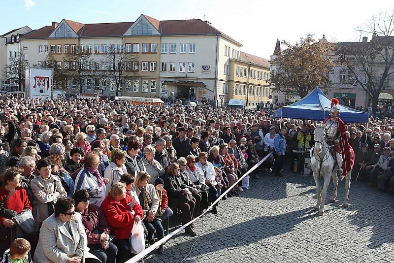 Žehnání svatomartinských vín na náměstí v Uherském Hradišti.