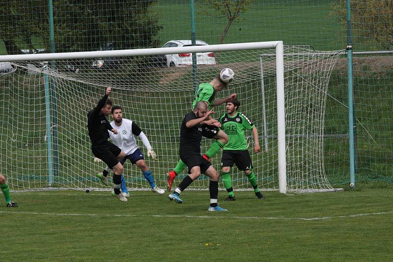 Fotbalisté Zlechova (zelené dresy) ve 20. kole krajské I. B třídy skupiny C přehráli doma Dolní Němčí 3:0.