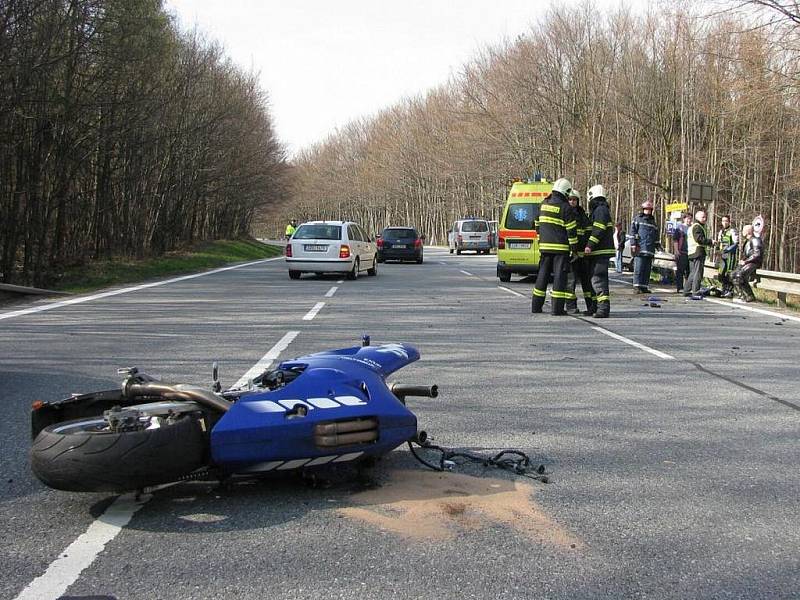 Pomoc hasičů po těžké nehodě s motorkářem v buchlovských horách