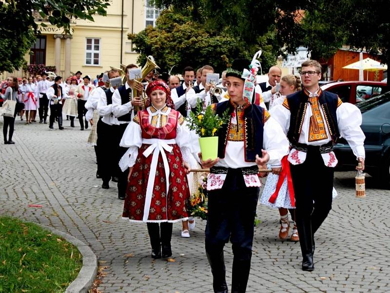 V ulicích poutní obce se pilo, jedlo, zpívalo, hrálo a tancovalo, ale i jezdilo na koloběžkách