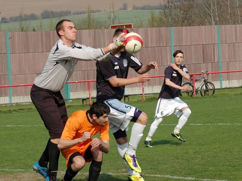 Gólman Šumic Janíček se snaží lapit balon před dotírajícím útočníkem Slovácka .