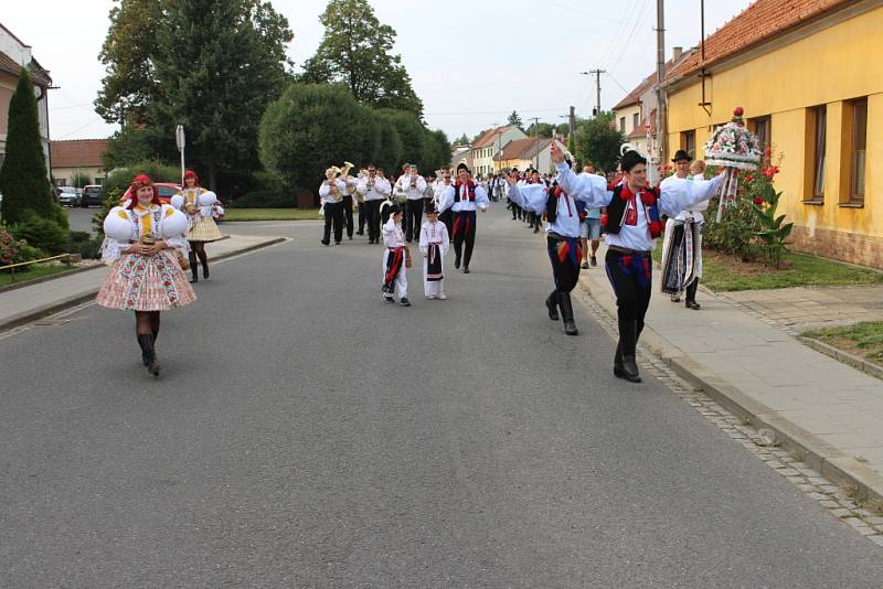 V Uherském Hradišti Sadech se o víkendu 3. – 4. září pořádaly tradiční Derflanské hody v Sadech s právem, které předal do rukou čtyř stárků starosta Uherského Hradiště Stanislav Blaha.