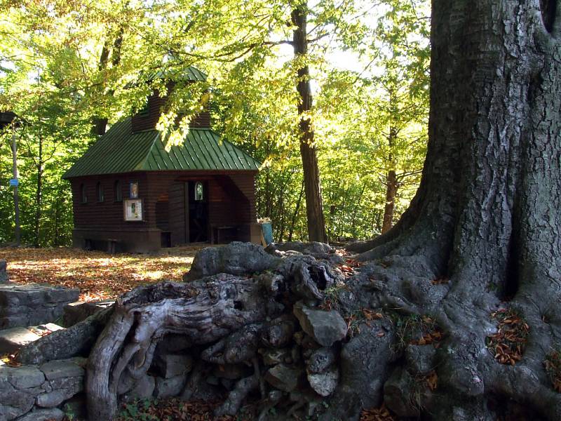 Dřevěná kaplička a sousední kamenné zbytky kostelíka připomínají zašlou slávu hradiska sv. Klimenta.