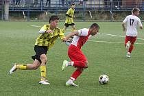 Fotbalisté Kunovic (žluté dresy) v 10. kole krajské I. A třídy skupiny B zdolali Kroměříž B 3:2.