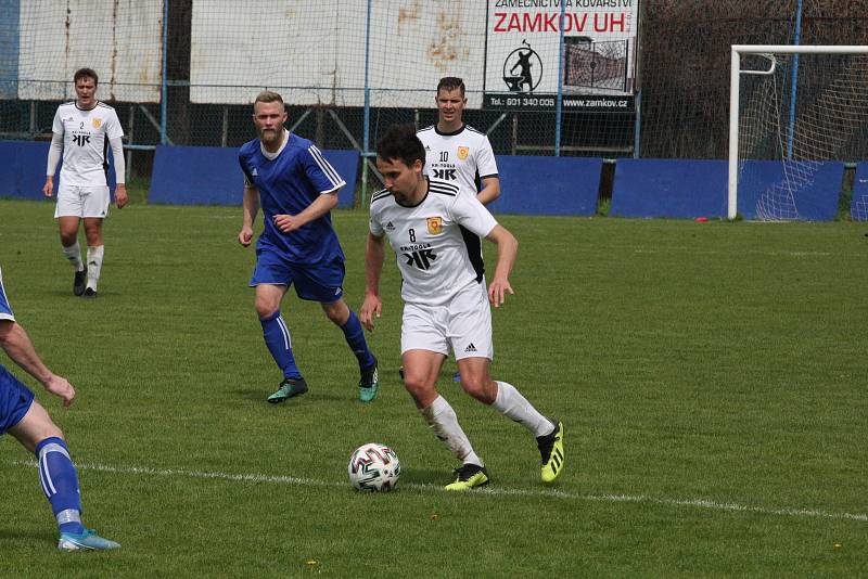 Fotbalisté Kunovic (modré dresy) i přes snaživý výkon doma podlehli Bojkovicím 1:2.