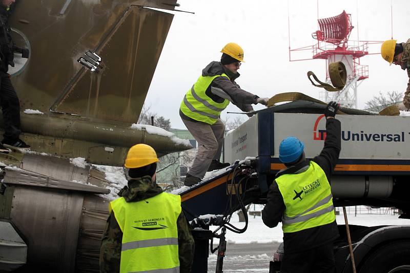 Nadzvuková stíhačka MiG-23MF z pražských Malešic se vykládá v  leteckém Muzeu v Kunovicích.