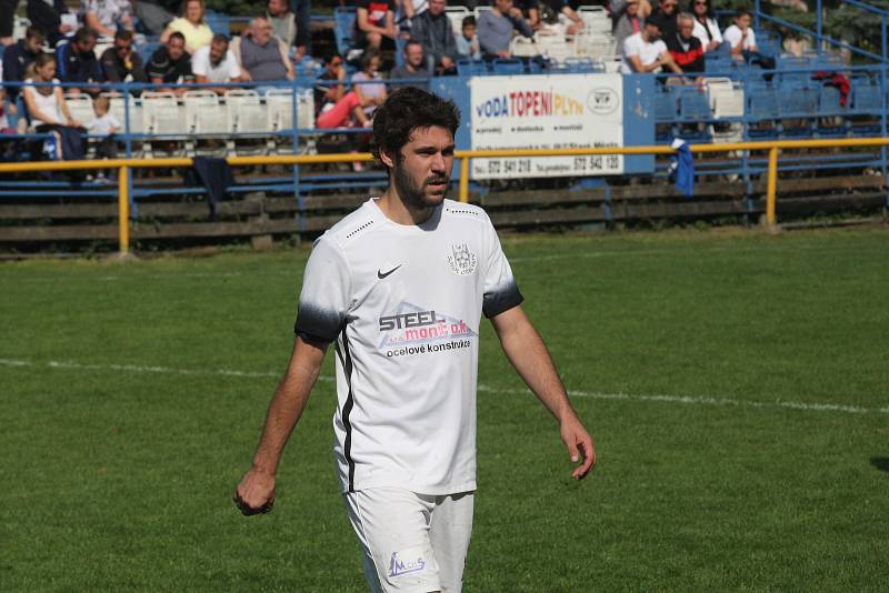 Fotbalisté Ořechova (bílé dresy) v hodovém derby porazili Polešovice 2:0.