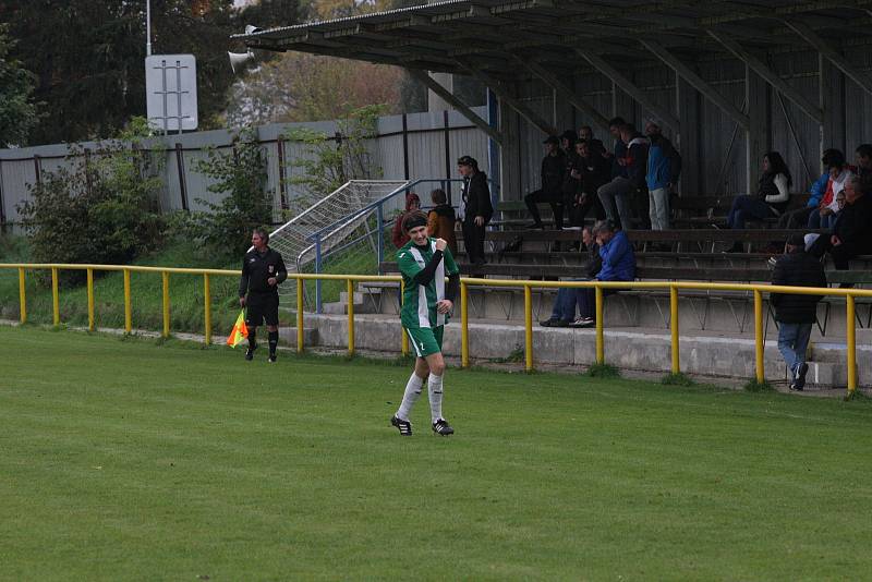 Fotbalisté Starého Města (žluté dresy) v 11. kole I. B třídy skupiny C deklasovali domácí Ostrožskou Novou Ves 8:1.