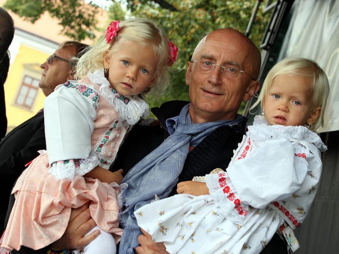 Ivo Valenta (současný senátor) s dcerami na Slavnostech vína v roce 2014. Ilustrační foto.