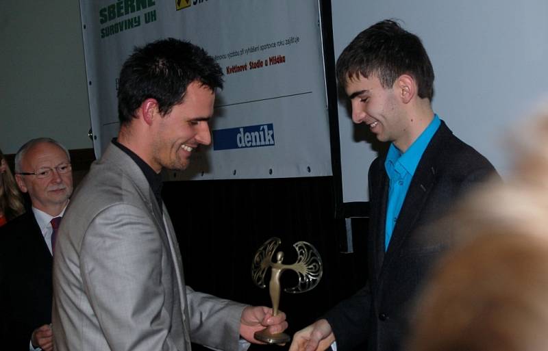 Nejlepší sportovec města Michal Plocek (vpravo), kterému gratuluje Jakub Hanák, také odchovanec hradišťského veslování a olympijský medailista.