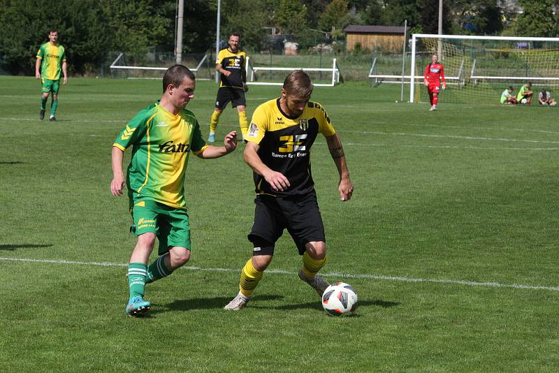 Fotbalisté Strání (černožluté dresy) v sobotním domácím hodovém duelu přehráli Napajedla 3:0.