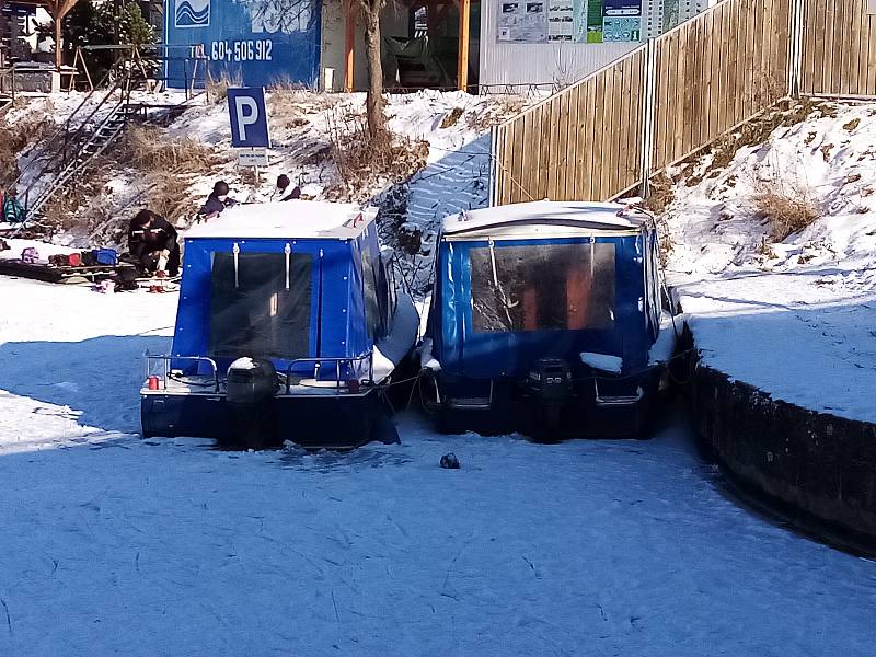 Baťův kanál na Valentýna obléhaly stovky bruslařů.