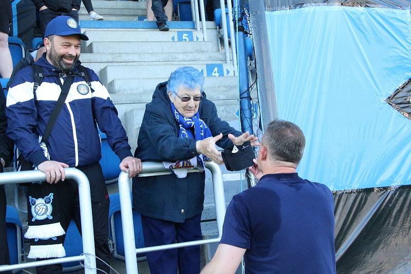 Trenér fotbalistů Slovácka Martin Svědík daroval věrné fanynce Růženě  Paškové kšiltovku.