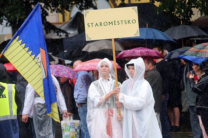 Tradičnímu defilé na Masarykově náměstí nepřálo počasí.