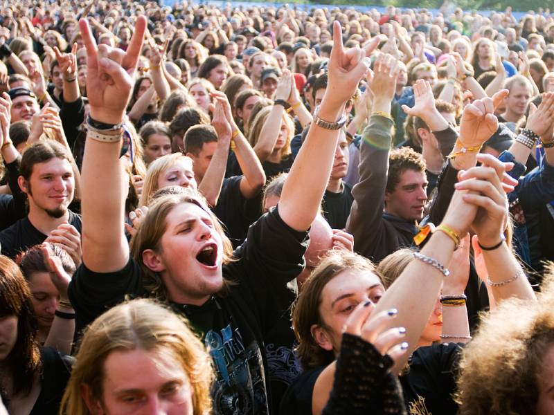 Počet fanoušků odhadovali organizátoři už před začátkem festivalu na 25 tisíc. 