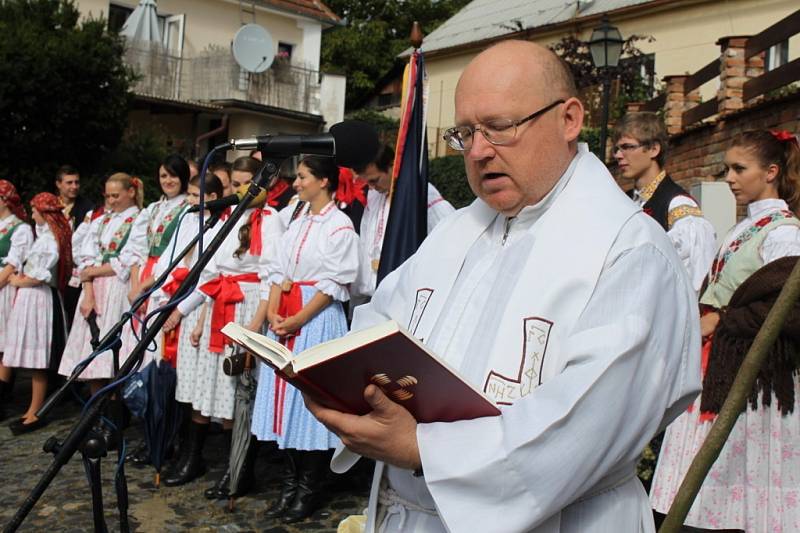 P. Ladislav Árvai požehnal u kapličky letošní úrodě hroznů, loňskému vínu i novému zvonu.