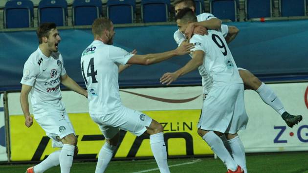 1. FC Slovácko - FK Teplice. Jaroslav Diviš (vpravo) slaví. Radují se i Marek Havlík (vlevo) a Vlastimil Daníček (č. 14)
