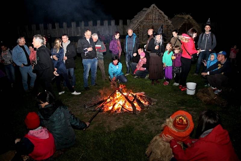 Magické bytosti se ve středu večer slétly do Archeoskanzenu Modrá.