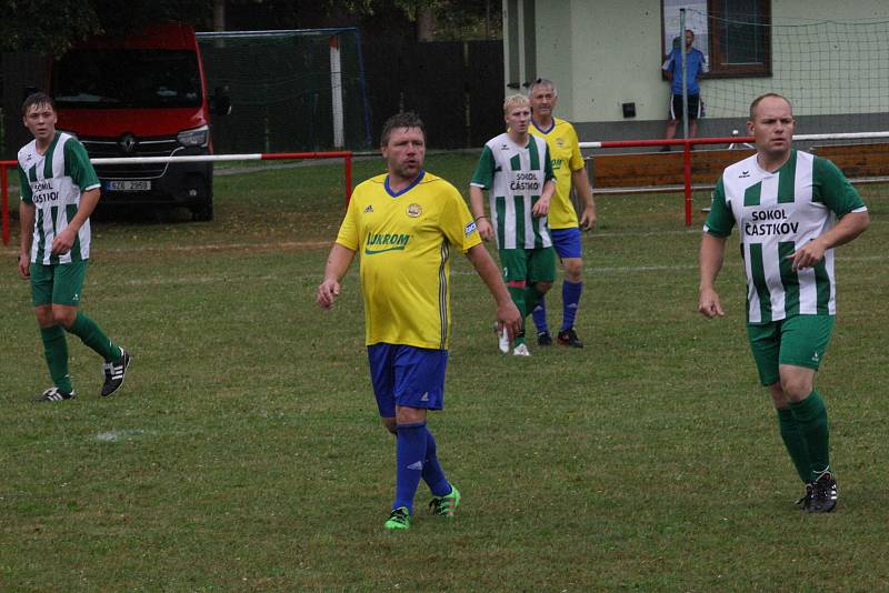 Fotbalisté Částkova (zelenobílé dresy) v rámci oslav výročí 80. let vyzvali starou gardu ligového Zlína.