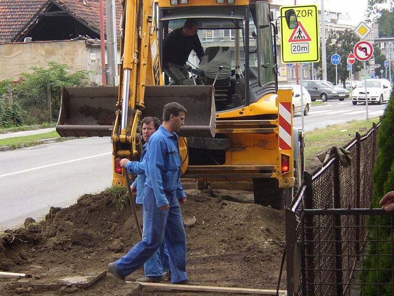 Práce na cyklostezce dělníci vykonávají za pomoci mechanizace.