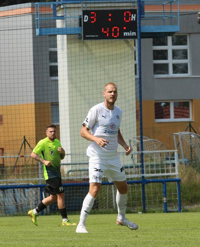 Fotbalisté Slovácka (v bílých dresech) účastníka druhé nejvyšší soutěže porazili jednoznačně 5:0.