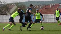 Fotbalisté Hluku (fosforové dresy) ve šlágru 21. kola krajské I. A třídy skupiny B remizovali s Osvětimany 3:3.