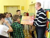 Žáci Základní školy Červená cesta v Kunovicích získali na dobročinné účely 10.020 korun. V pátek 16.února předali symbolický šek řediteli Charity Uherské Hradiště Jiřímu Jakešovi.
