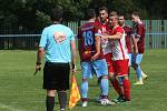 Fotbalisté Slavkova (bíločervené dresy) na úvod nové sezony zdolali Velký Ořechov 1:0.