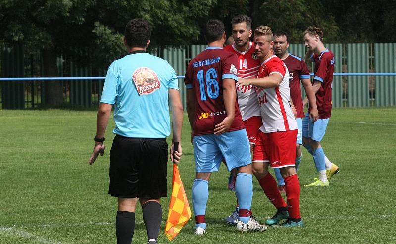 Fotbalisté Slavkova (bíločervené dresy) na úvod nové sezony zdolali Velký Ořechov 1:0.