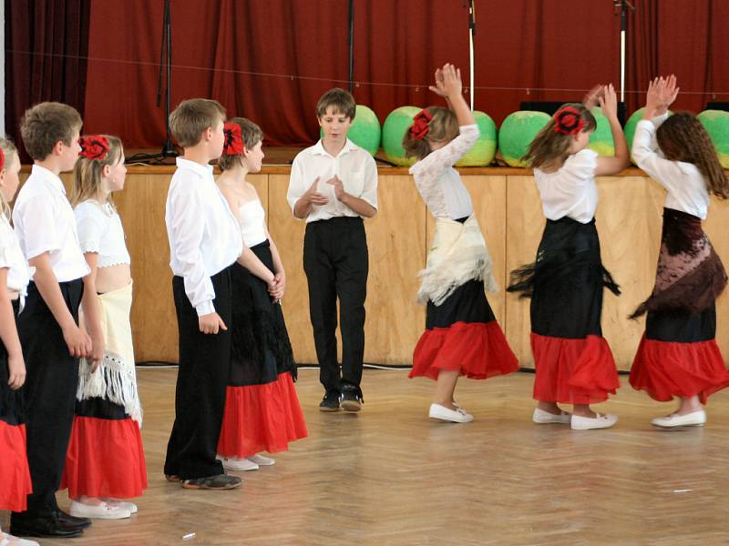 Akademie prakšických školáků ke Dni matek.