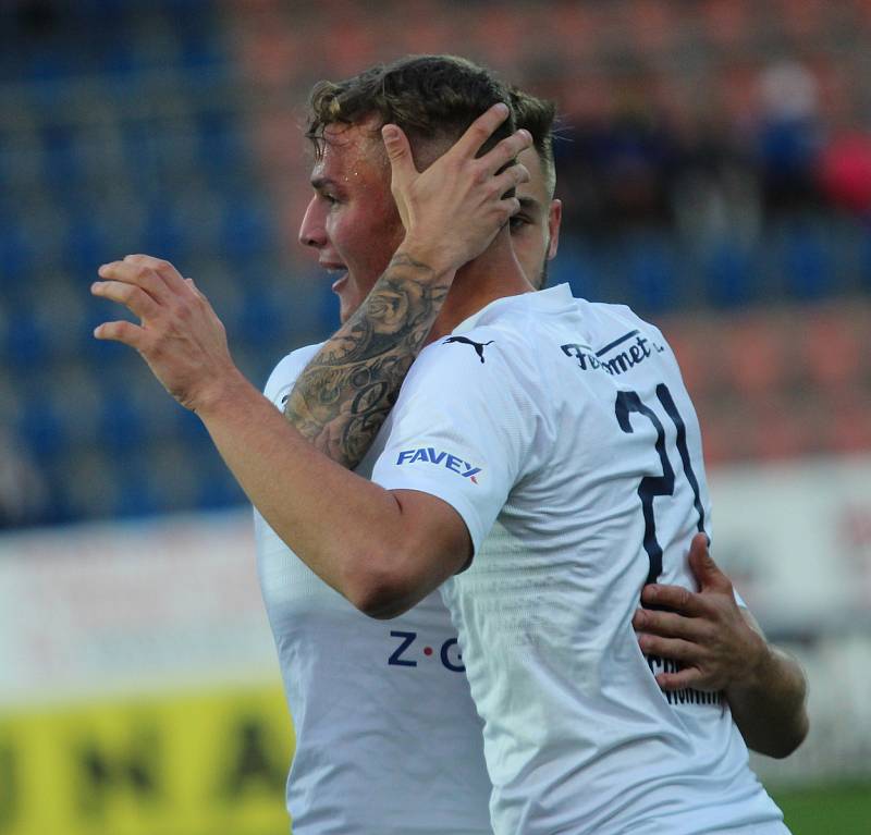 Fotbalisté Slovácka (v bílých dresech) v předehrávce 12. kola FORTUNA:LIGY hostili liberecký Slovan.