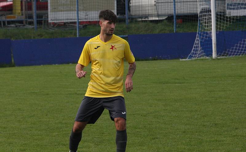 Fotbalisté Kroměříže (žluté dresy) remizovali v Kunovicích s domácím Slováckem B 3:3.