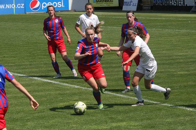 Fotbalistky Slovácka (bílé dresy) v poslední domácím zápase letošní sezony hostily čtvrtou Plzeň.