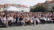 Průvod krojovaných vystartoval z Vinohradské ulice. Po dvoukilometrovém pochodu dorazili folkloristé na zaplněné Masarykovo náměstí.