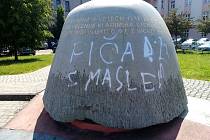 Vulgárním nápisem poničený památník Obrany národa na Zeleném náměstí v Uherském Hradišti; jaro 2023