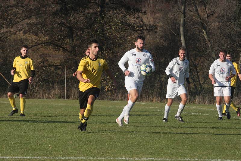 Fotbalisté Vlčnova (bílé dresy) zakončili podzimní část sezony domácí porážkou 0:4 s Topolnou.