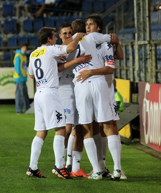 Radost Slovácka o gólu na 1:0 – zleva Filip Hlúpik, Marián Kovář, střelec Došek (zády) a Jan Trousil.