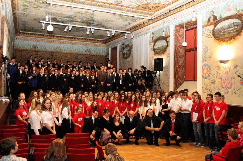 Alleluia, to byla poslední píseň, která na koncertu zazněla v podání 280 mladých pěvců z církevních škol z Česka i ze zahraničí. Dirigoval je Filip Macek.