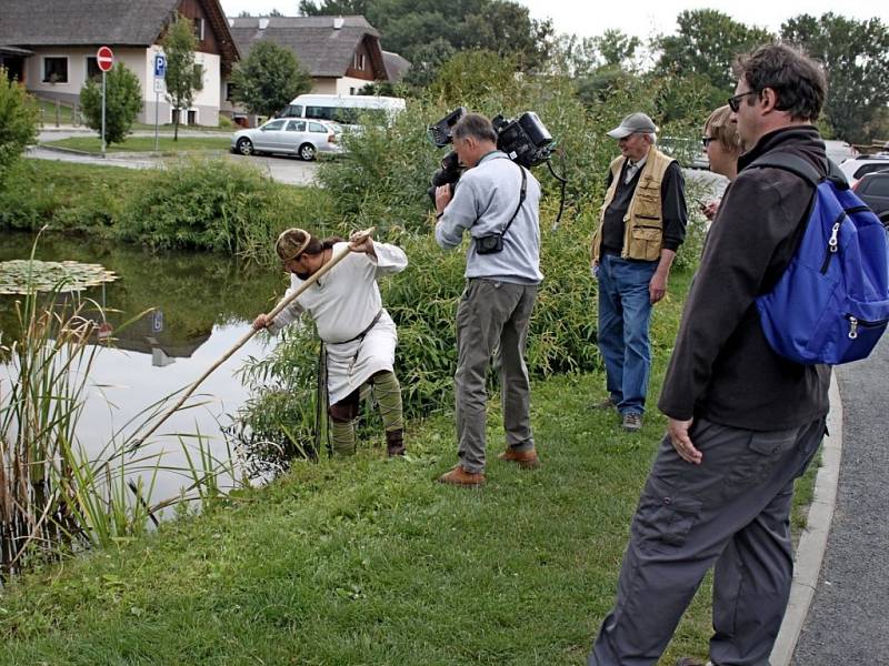 Archeoskanzen na Modré okupuje filmový štáb ČT, Velkomoravané a skupiny oživlé historie. 