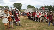 Ve slovanském opevněném hradisku v Modré se o víkendu odehraje už osmý ročník historického festivalu spojeného s velkomoravskou bitvou Veligrad 2013 – Boj o hradiště. 