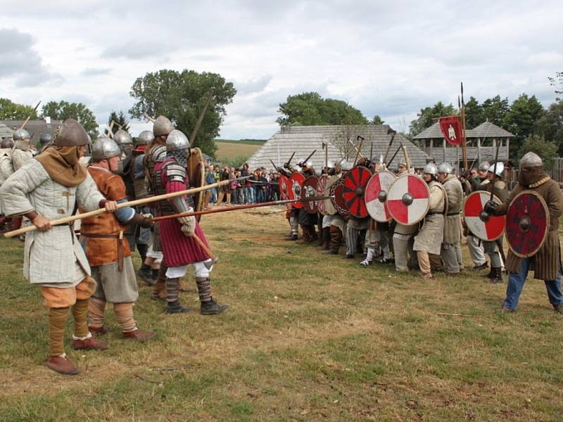 Ve slovanském opevněném hradisku v Modré se o víkendu odehraje už osmý ročník historického festivalu spojeného s velkomoravskou bitvou Veligrad 2013 – Boj o hradiště. 