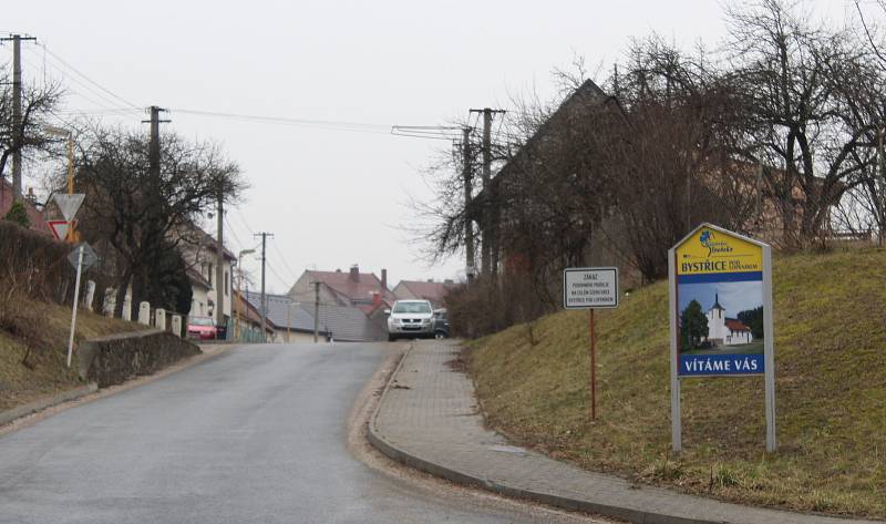 Bystřice pod Lopeníkem, obec na úpatí Bílých Karpat.