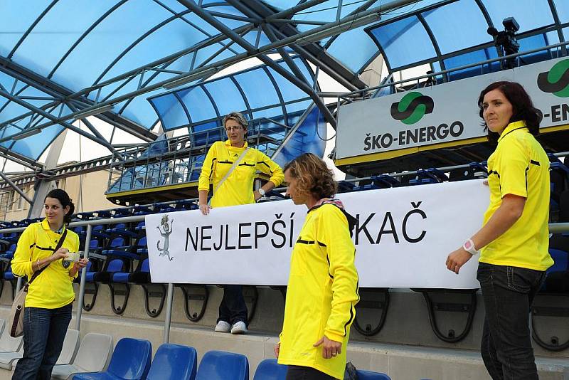 1.Gambrinus liga, FK Mladá Boleslav vs 1.FC Slovácko. Rozhodčí (kolegyně) při montáži transparentů na jedné z tribun. 