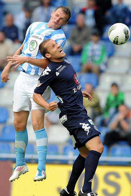 1.Gambrinus liga, FK Mladá Boleslav vs 1.FC Slovácko. Jakub Řezníček (vlevo) z FK Mladá Boleslav a Martin Kuncl z 1.FC Slovácko.